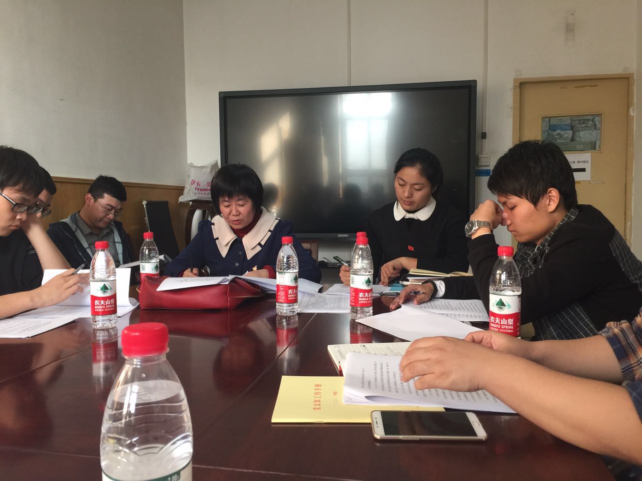 院党委副书记吴旭带领党支部书记学习文件